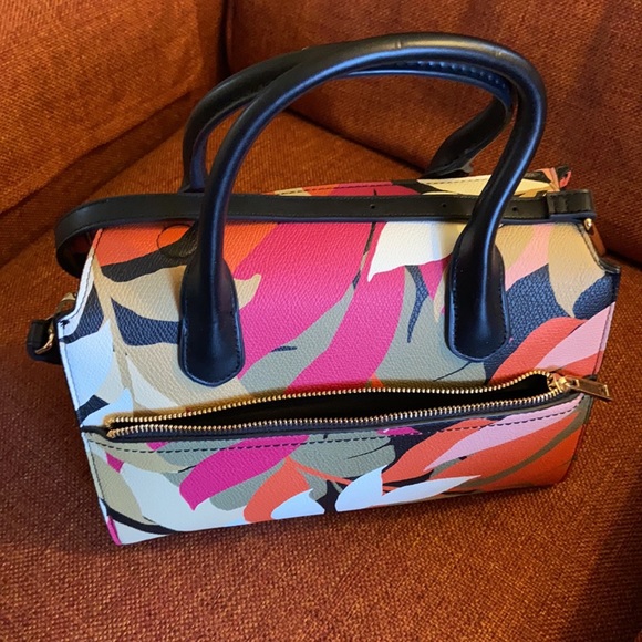 Floral “Dr.’s Bag” with black handles, long adjustable strap w/pockets in & out! - Picture 4 of 11